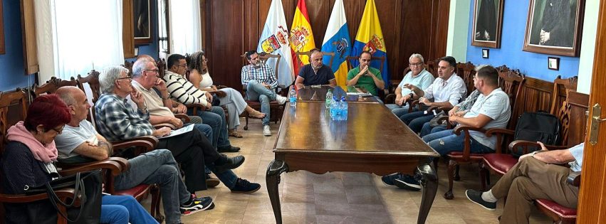 El alcalde Alfredo Gonçalves Ferreira acompañado de varios miembros del grupo de gobierno durante la reunión con los representantes de los colectivos vecinales