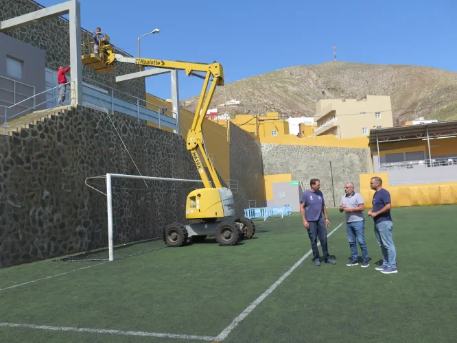 El Alcalde, Alfredo Gonçalves Ferreira, Durante La Visita A Los Trabajos De Mejora En El Campo De Fútbol De La Atalaya