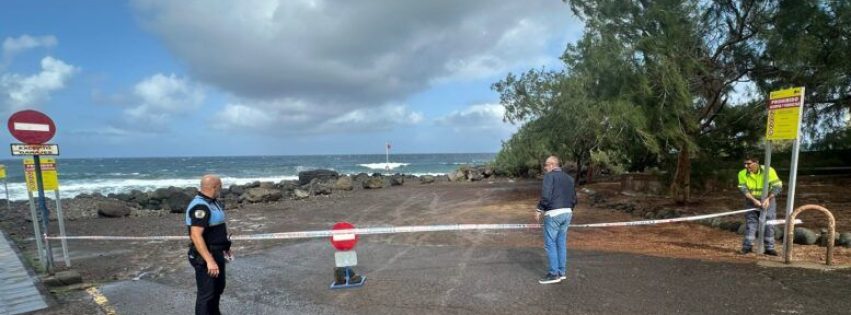 El-alcalde-Alfredo-Goncalves-Ferreira-durante-su-visita-hoy-al-barrio-costero-de-San-Felipe-777x534
