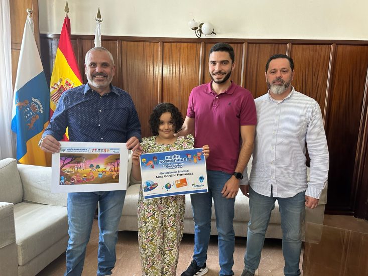 El alcalde Alfredo Gonçalves Ferreira junto a Alma Gordillo el representante de Aqualia Víctor Domínguez y el concejal de Educación Alejandro Rivero