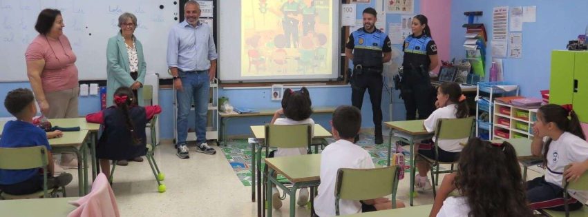 El alcalde Alfredo Gonçalves Ferreira junto a la directora Sandra Rodríguez la profesora Beatriz Santana y los agentes locales saludando a los escolares del CEIP Miguel de Santiago 1