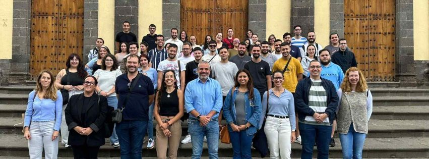 El alcalde Alfredo Gonçalves Ferreira junto a los alumnos de los PFAE y el personal docente y administrativo en el frontis de la Iglesia