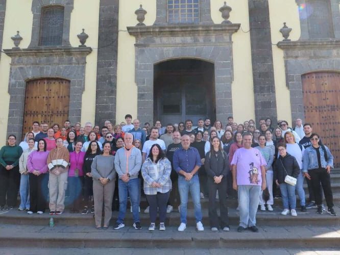 El Alcalde, Alfredo Gonçalves Ferreira, Junto A Los Integrantes Del Los Nuevos Pfaes En El Frontis De La Iglesia De Santa María De Guía