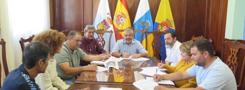 El alcalde, Alfredo Gonçalves Ferreira, y el concejal de Política Social, Alejandro Rivero, en la firma del convenio con los propietarios
