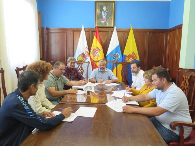 El Alcalde, Alfredo Gonçalves Ferreira, Y El Concejal De Política Social, Alejandro Rivero, En La Firma Del Convenio Con Los Propietarios