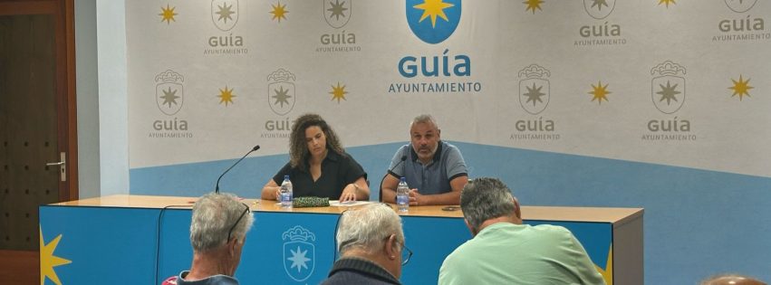 El alcalde Alfredo Gonçalves Ferreira y la concejal de Participación Ciudadana Ruth Martín Rodríguez durante la presentación del Reglamento a los vecinos