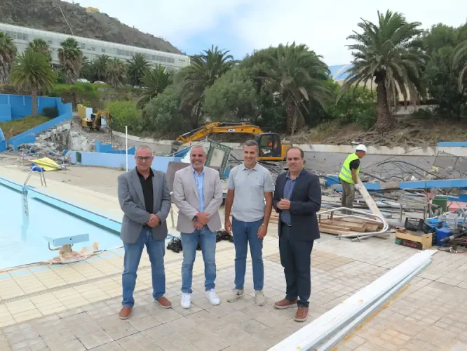 El Alcalde, Alfredo Gonçalves, Junto A Los Concejales De Urbanismo, José Manuel Santana, Y Deportes, Julián Melián, Y El Director De Obra, Carlos Cabrera, Durante La Visita A Los Trabajos