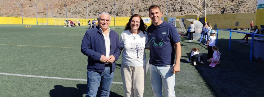 El alcalde Pedro Suaěrez y el concejal de Educacioěn, Ulises Afonso en el Diěa escolar de la No Violencia