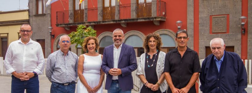 El-alcalde-de-Guía-Alfredo-Gonçalves-Ferreira-junto-a-los-pregoneros-de-las-Fiestas-de-La-Virgen-2025