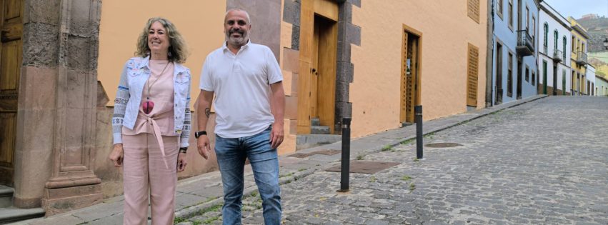 El alcalde de Guía de Gran Canaria Alfredo Gonçalves Ferreira y la sudelegada del Gobierno Teresa Mayans delante de la Casa de la Cultura