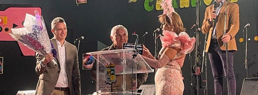 El alcalde de La Aldea Pedro Suaěrez y el primer teniente de alcalde Viěctor Hernaěndez felicitan a la pregonera Mariěa Suaěrez