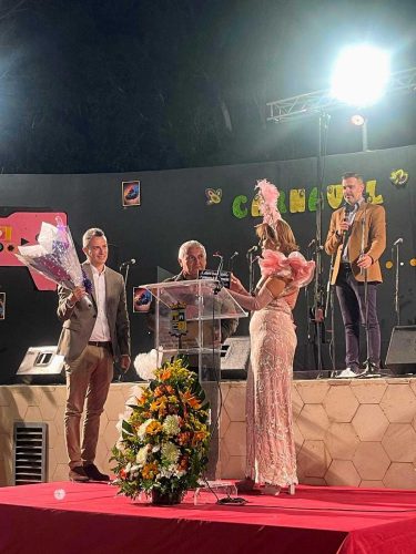 El Alcalde De La Aldea Pedro Suaěrez Y El Primer Teniente De Alcalde Viěctor Hernaěndez Felicitan A La Pregonera Mariěa Suaěrez