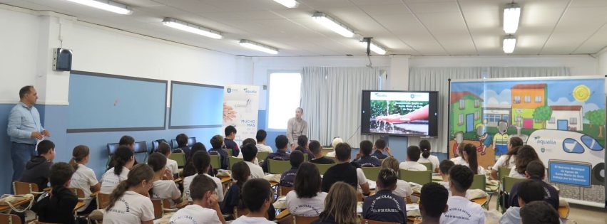 El alumnado de 6º de Primaria del CEIP Nicolás Aguiar atiende las explicaciones del representante de Aqualia