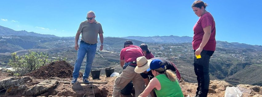 El concejal de Cultura y Patrimonio Histórico Julián Melián durante una visita a los trabajos en el Tagoror de El Gallego