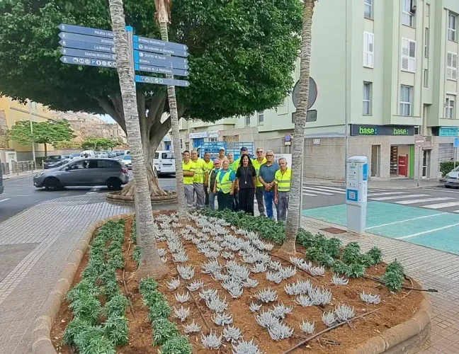 El Concejal De Parques Y Jardines, Juan Jiménez, Junto A Los Trabajadores Municipales Justo Al Término De Una De Las Plantaciones Que Se Están Realizando En El Casco.