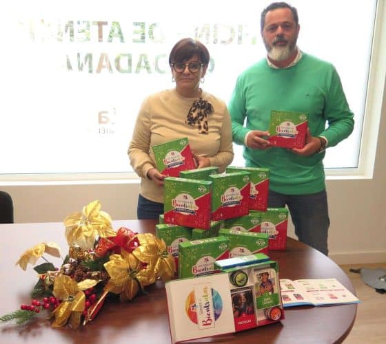 El Concejal De Política Social Y Mayores Alejandro Rivero Junto A La Trabajadora Social Tere Bolaños 1