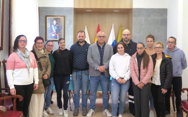 El concejal de Recursos Humanos, Julián Melián, dio la bienvenida a los nuevos trabajadores en el salón de plenos de las Casas Consistoriales