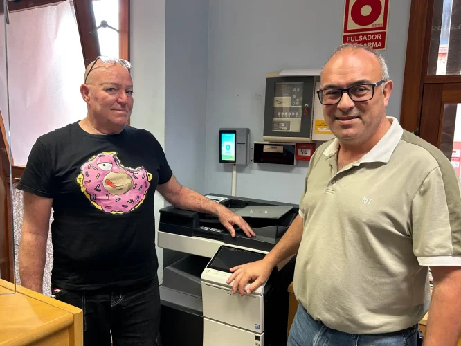 El Concejal De Recursos Humanos Y Nuevas Tecnologías, Julián Melián, A La Derecha De La Imagen, Junto Al Nuevo Sistema De Fichaje Instalado En La Biblioteca Municipal
