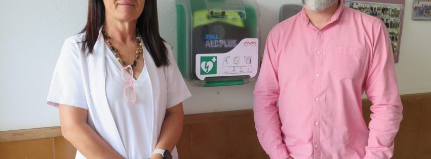 El concejal de Servicios Sociales Alejandro Rivero y la directora del Centro Ocupacional Rita Quintana junto al desfibrilador colocado a la entrad del edificio