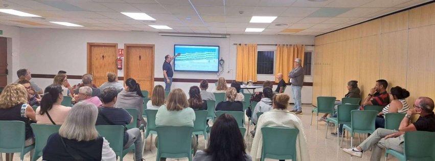 El concejal de Urbanismo José Manuel Santana explica el proyecto a los vecinos de La Atalaya