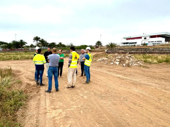 El Concejal De Urbanismo, José Manuel Santana, Y De Obras, Juan Jiménez, Junto A Los Técnicos Municipales Y Representantes De La Empresa Promotora Durante La Visita A Los Trabajos (2)