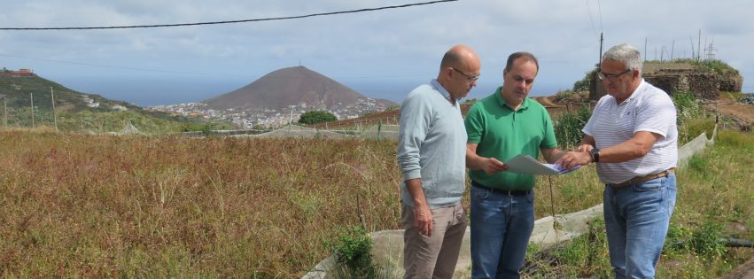 El concejal de Urbanismo y Aguas José Manuel Santana acompañado del concejal de Infraestructuras Juan Jiménez y el técnico municipal Miguel Quintana durante la visita a Barranco Cardoso