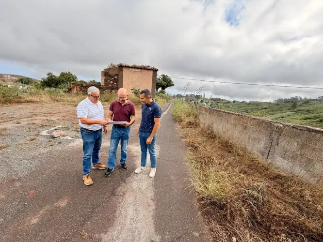 El Concejal De Vías Y Obras, Juan Jiménez, A La Izquierda De La Imagen, Junto A Los Técnicos Del Proyecto, Miguel Quintana Y Carlos Cabrera, Durante La Visita A Verdejo