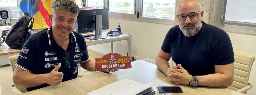 El consejero de Deportes, Aridany Romero, recibe al piloto Pedro PenÞate tras su histoìrica participacioìn en el Dakar 2025