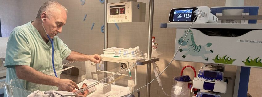 El doctor Francisco Domínguez, jefe de Pediatría del Hospital Universitario Vithas Las Palmas, ausculta a un bebé en la UCI Neonatal