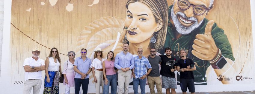 El equipo de Como en caa junto a Julio Mateo en el mural de La Quinta