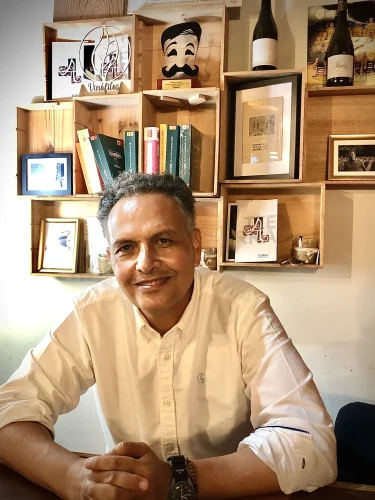 El Escritor Santiago Gil