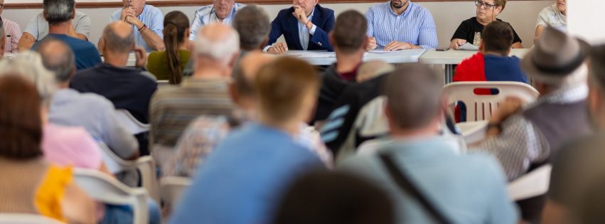 El grupo de gobierno de Gáldar escucha a los vecinos de Fagajesto en la primera asamblea abierta por los barrios del municipio