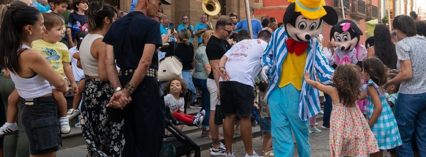 El pasacalles de las Fiestas Mayores de Santiago llega al frontis del Templo Santuario
