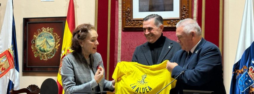 Entrega de la camiseta conmemorartiva del centenario