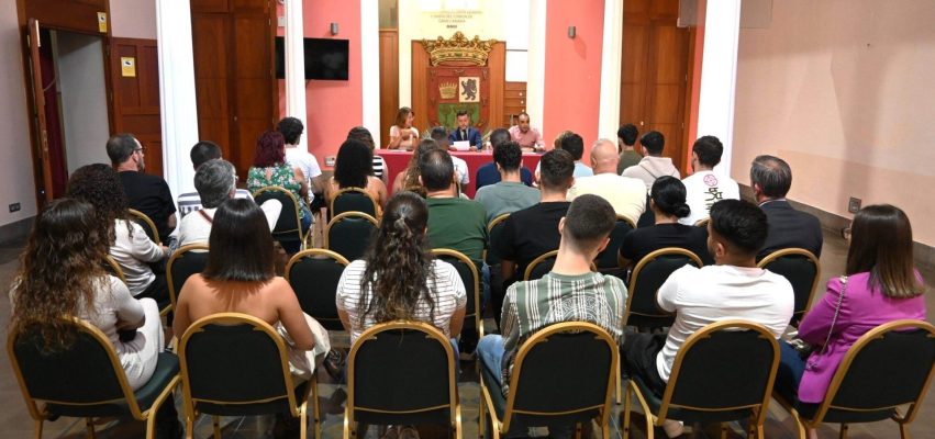 Entrega de las becas del curso pasado en las Casas Consistoriales