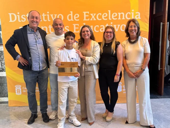 Entrega Del Distintivo Al Ceip Los Quintana Con Rita Cabrera A La Derecha