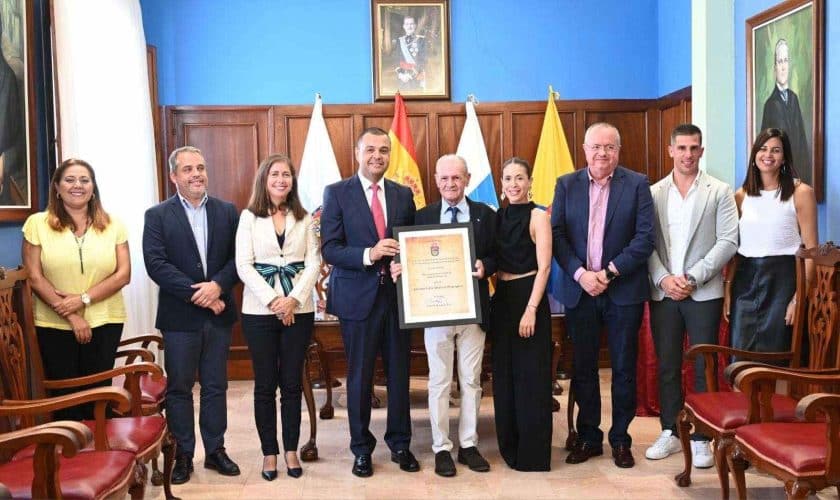 Entrega Del Título De Hijo Adoptivo A Félix Marrero