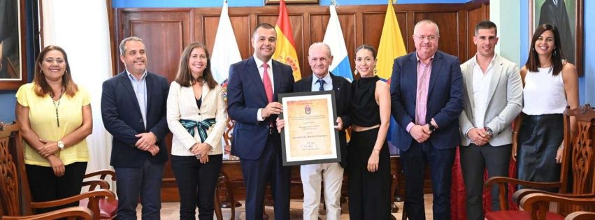 Entrega del título de Hijo Adoptivo a Félix Marrero Entrega del título de Hijo Adoptivo a Félix Marrero