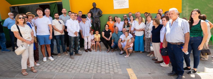 Escultura y placa en honor a Domingo Mederos Pollo de Gáldar