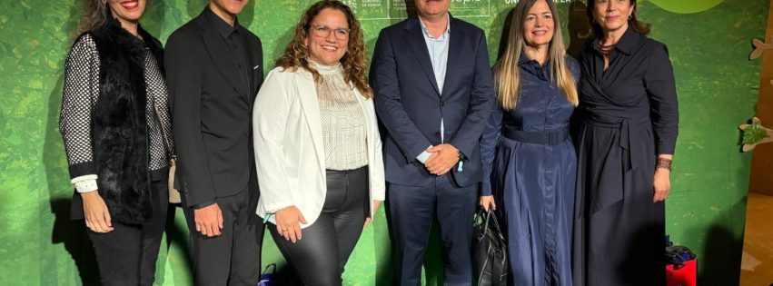 Eva Suárez y Lourdes Manzanera (a la derecha de la imagen) junto al viceconsejero de Educación, José Manuel Cabrera, y otros galardonados en el evento. (1)