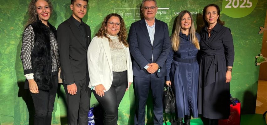 Eva Suárez y Lourdes Manzanera (a la derecha de la imagen) junto al viceconsejero de Educación, José Manuel Cabrera, y otros galardonados en el evento. (1)