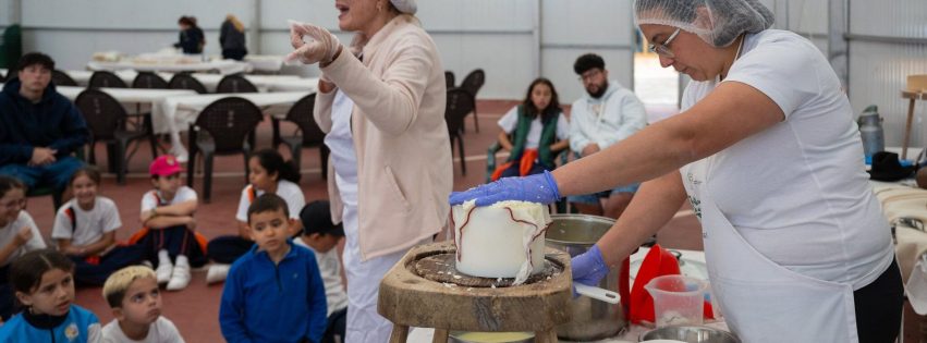 Explicación de elaboración del queso durante Educa Rural 2025