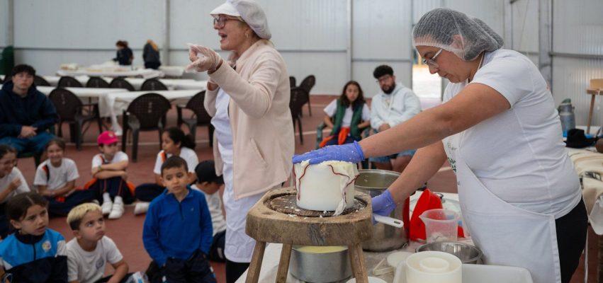 Explicación de elaboración del queso durante Educa Rural 2025