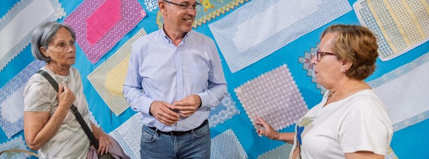 Exposición de calado con Tine Martín en el centro Elsa Santana a la derecha y una alumna a la izquierda