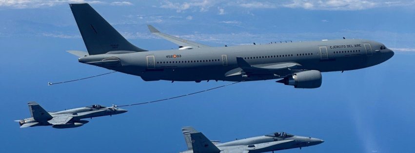 F-18 realizando el repostaje