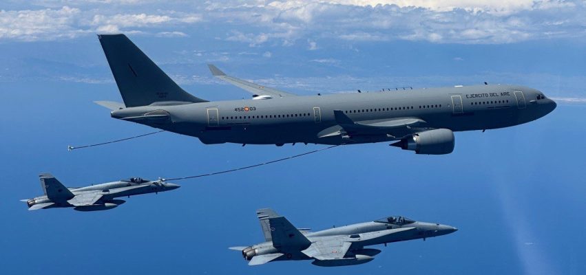 F-18 realizando el repostaje