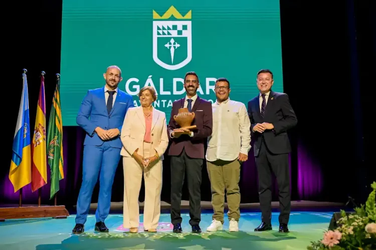 Foto PregÓn Santiago GÁldar Pregonero Junto A Su Madre, Su Marido, Concejal De Cultura Y Alcalde 2026