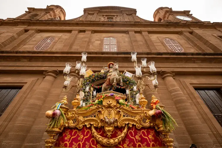 Foto Santiago De Los Caballeros En El Frontis Del Santuario De Santiago Durante La Romería Del Sábado