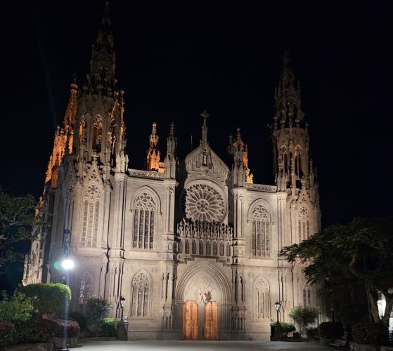 Fachadas Doradas en Arucas Día Internacional del Cáncer Infantil_2 (1)