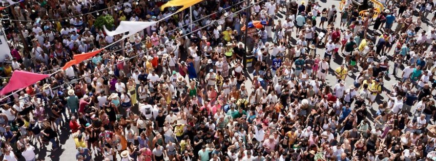 Foto 2 Aldeanas y aldeanos salieron a la plaza de La Alameda para festejar el repique de campanas